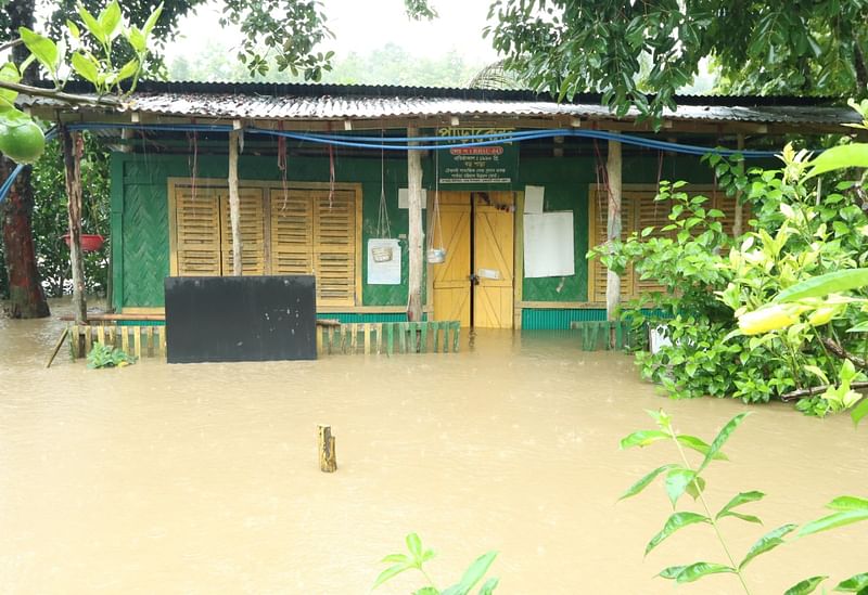 ভারি বৃষ্টিতে পাহাড়ি ঢলের পানিতে ডুবে গেছে  প্রাক- প্রাথমিক শিক্ষার পাড়া কেন্দ্র। আজ সকালে রাঙামাটি সদরের শুকরছড়ি বোধিপুর গ্রামে